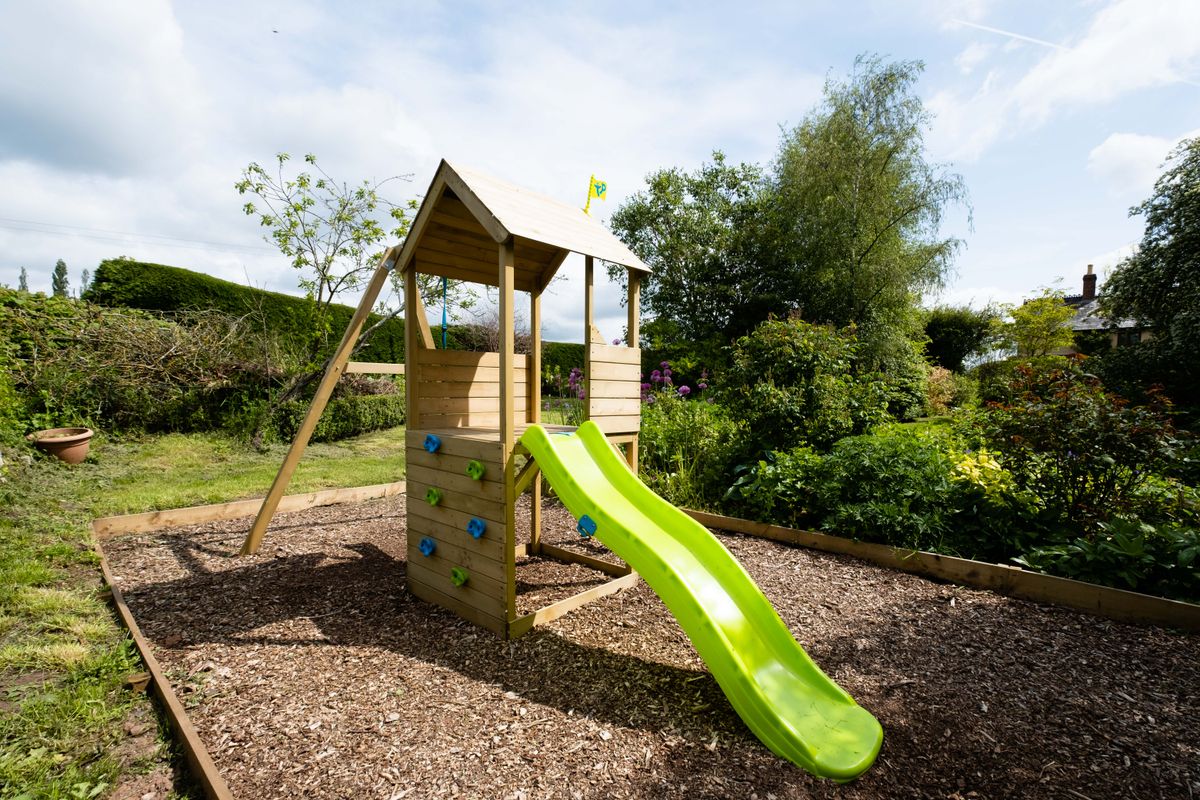 Toboggan enfant installé dans un jardin familial