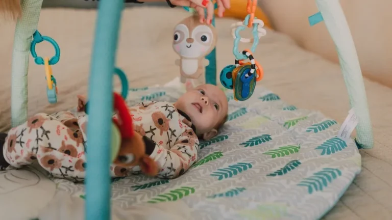 Bébé jouant sur un tapis d'éveil coloré