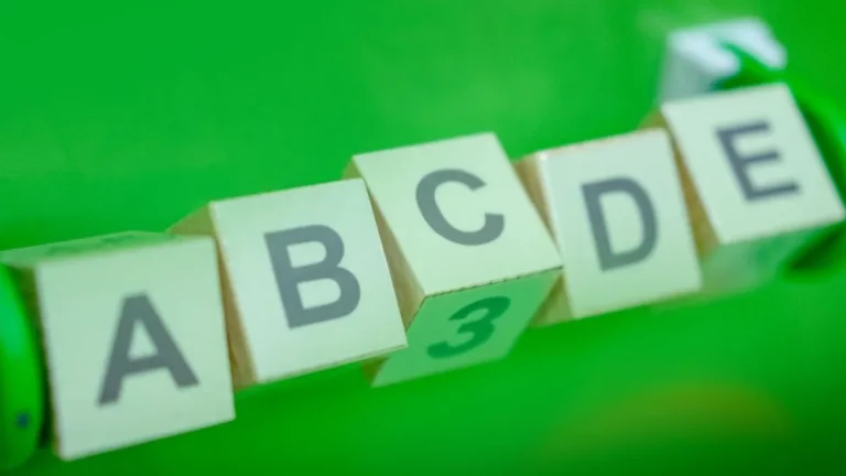 Enfant jouant avec des cubes en bois éducatifs