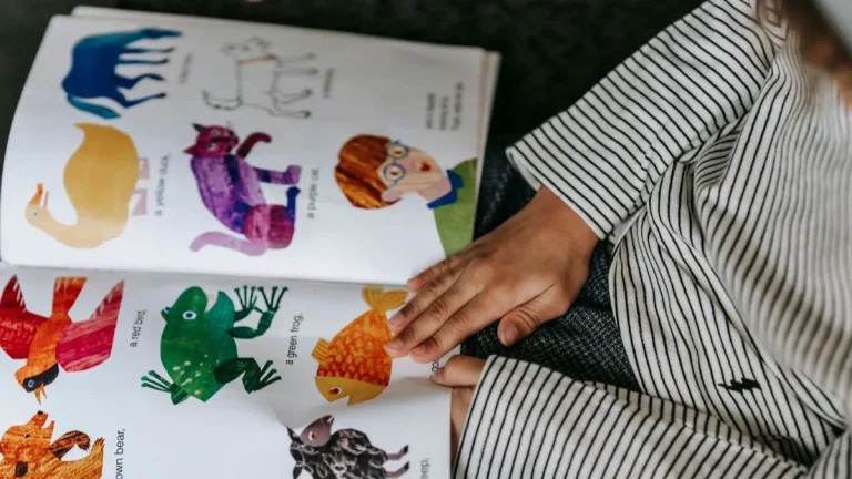 Enfant regardant un livre d'histoires illustré