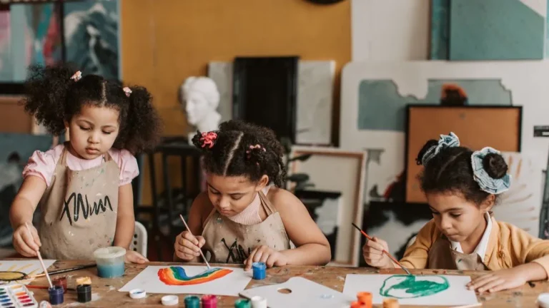 Enfant faisant de la peinture lors d'une activité créative