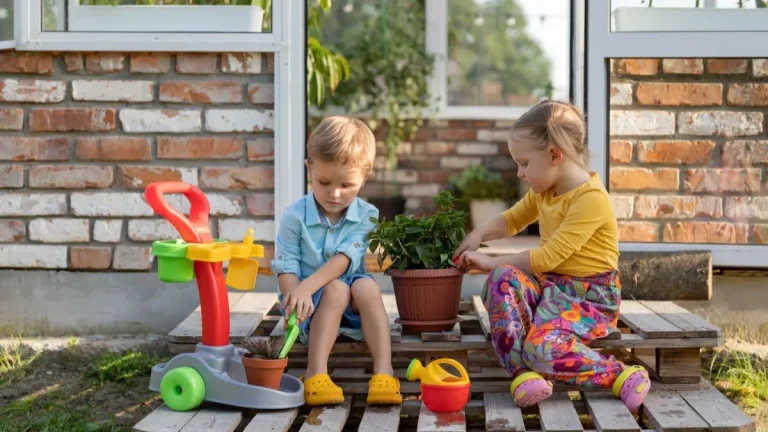 Enfants jouant dehors dans le jardin