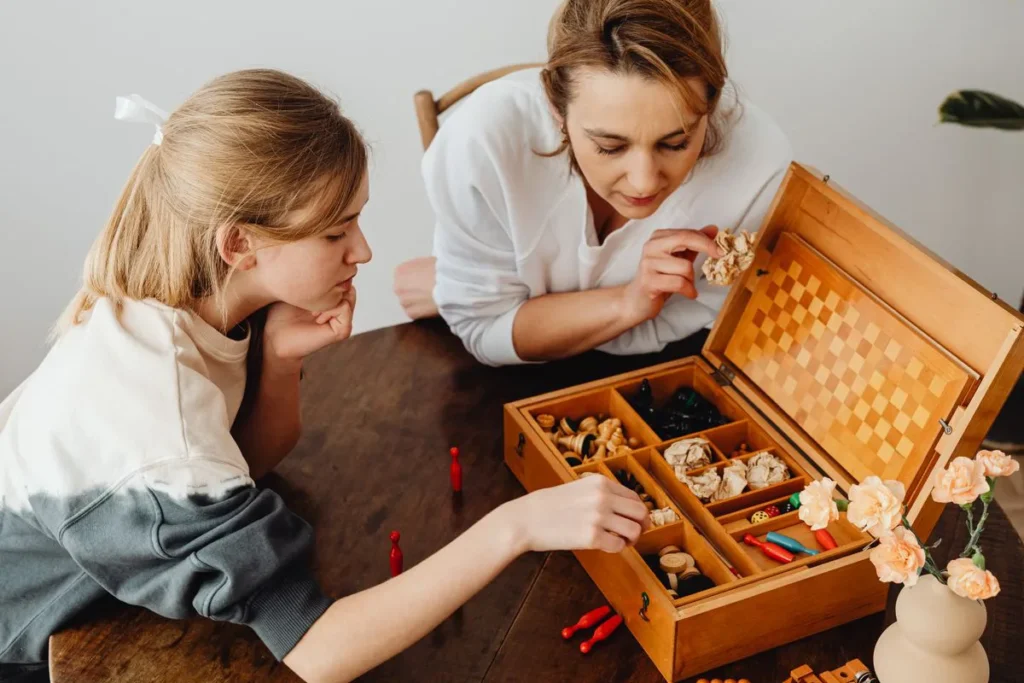 Mere et enfant qui jouent ensemble a un jeu de societe cooperatif