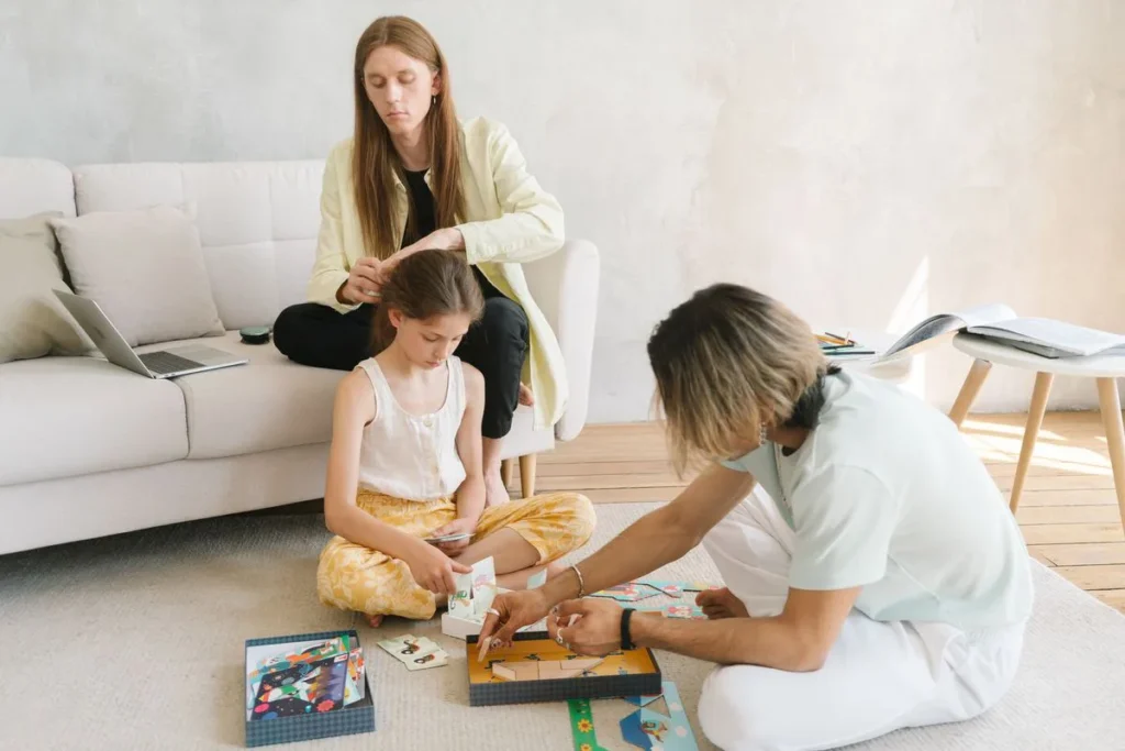 Famille qui joue a un jeu de societe avec un enfant de 6 ans dans le salon