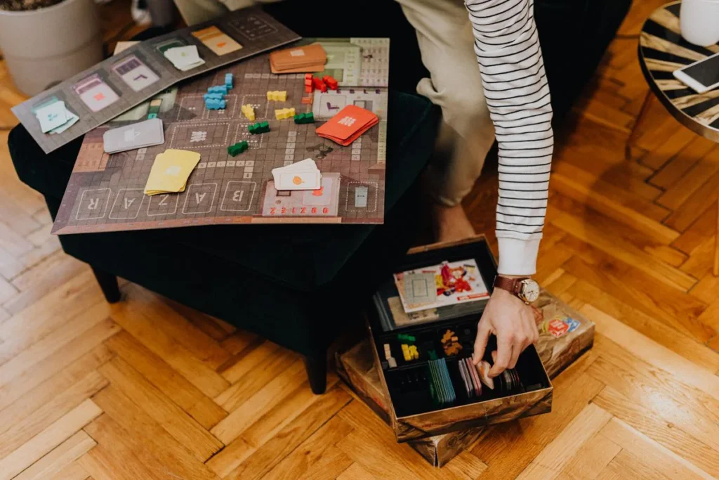Pions et cartes colores d'un jeu de societe pour enfant de 6 ans