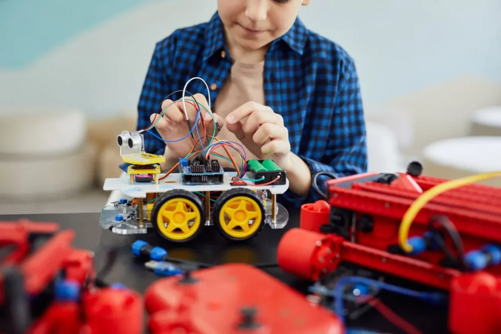 Garçon qui assemble une voiture robot à construire, idée de cadeau pour un enfant de 7 ans