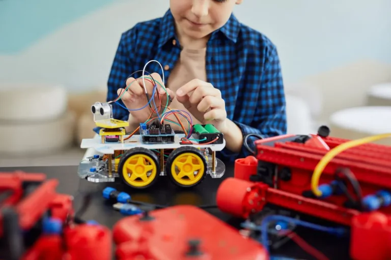 Garçon qui assemble une voiture robot à construire, idée de cadeau pour un enfant de 7 ans